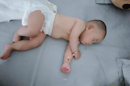 阿克苏没满月的宝宝